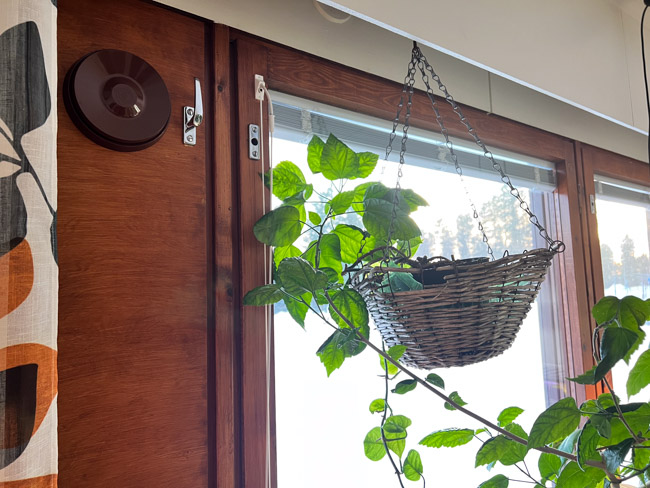 Ruskea Vtr-100 korvausilmaventtiili asennettuna ikkunaluukkuun