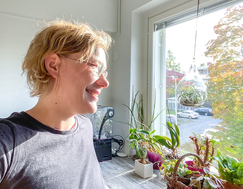 e-pillereistä keho sekaisin, ikkunan ääressä seisomassa