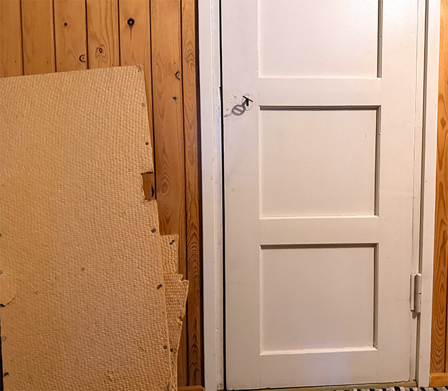 Kellarin ovi ja vanha eriste sen vieressä