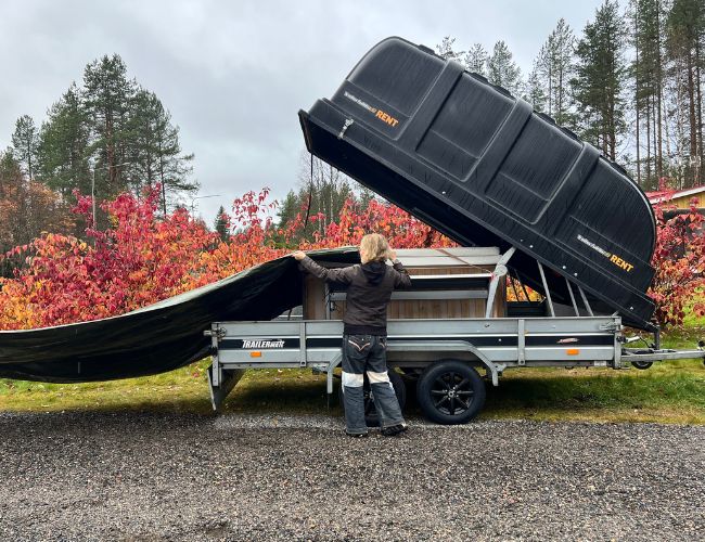 Trailertukun peräkärryn lastin purkamista