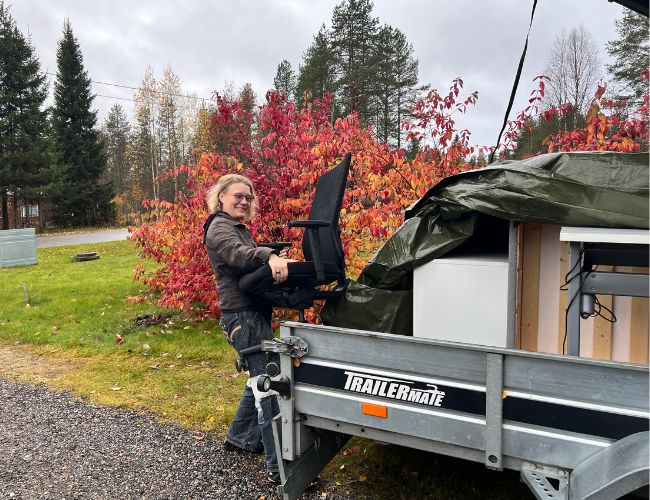 Kirjoittaja nostamassa peräkärrystä pois työtuolia