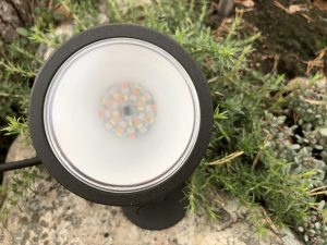 Philips Hue Outdoor Spot ulkolamppu on selkeälinjainen