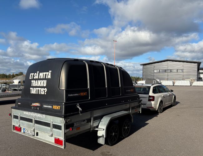 Trailertukun pihassa auto ja kärry