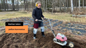 Kunnostamassa peltoa